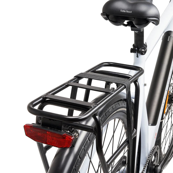 A close-up of the rear carrier rack and integrated LED light on the Hygge Lossø e-bike.
