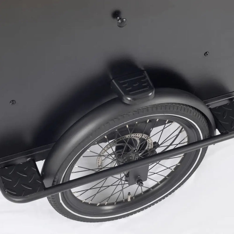 Rear wheel with side step, guard and disc brake on the Aitour Electric Cargo Bike Starter 250W.
