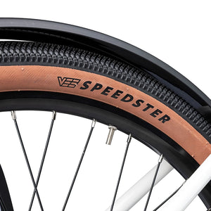 Close up of the brown wall VEE Speedster tyre under the mudguard of the white Batribike Route S