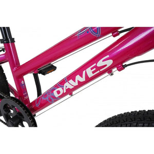 A close-up view of the Dawes logo on the frame of the pink Paris HT 20-inch bicycle.