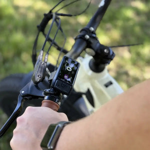 Rider holding handlebar of Emu Longtail with small colour display showing assist level.
