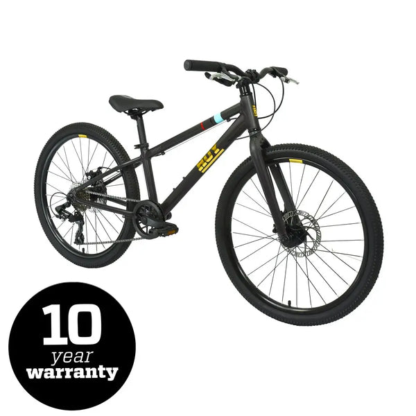 Front view of the HOY Pentland 26-inch bike, featuring a 10-year warranty badge and disc brakes.