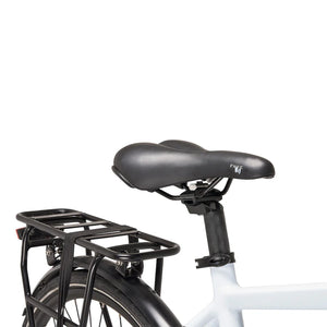Close-up of the comfortable saddle and rear carrier rack with a bungee cord on the Hygge Lossø commuter bike.