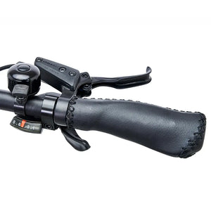 Close-up of Hygge Lossø electric bike handlebar grip and brake lever showing ergonomic control and gear shifter.