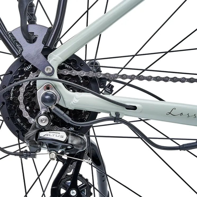 Rear hub motor and Shimano Altus drivetrain on Hygge Lossø electric bike showing gear system and chain detail.