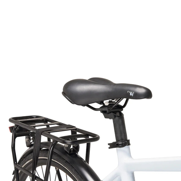 Close-up of the comfortable saddle and rear carrier rack with a bungee cord on the Hygge Lossø commuter bike.
