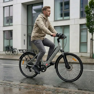 Man riding Hygge Lossø step-through electric bike in an urban setting, ideal for city commuting.