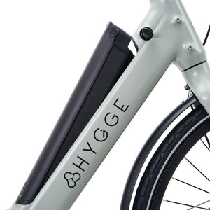 Close-up of the Hygge Nivø e-bike's lockable, removable battery mounted on the downtube.
