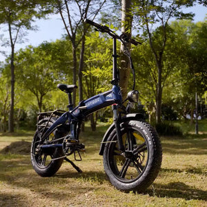 The Hygge Sorø 2025 electric bike parked on grass in a sunny park, highlighting its all-terrain fat tyres.
