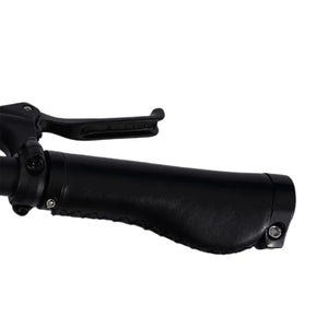 Close-up of Hygge Vester electric bike handlebar grip and brake lever for controlled and comfortable handling.
